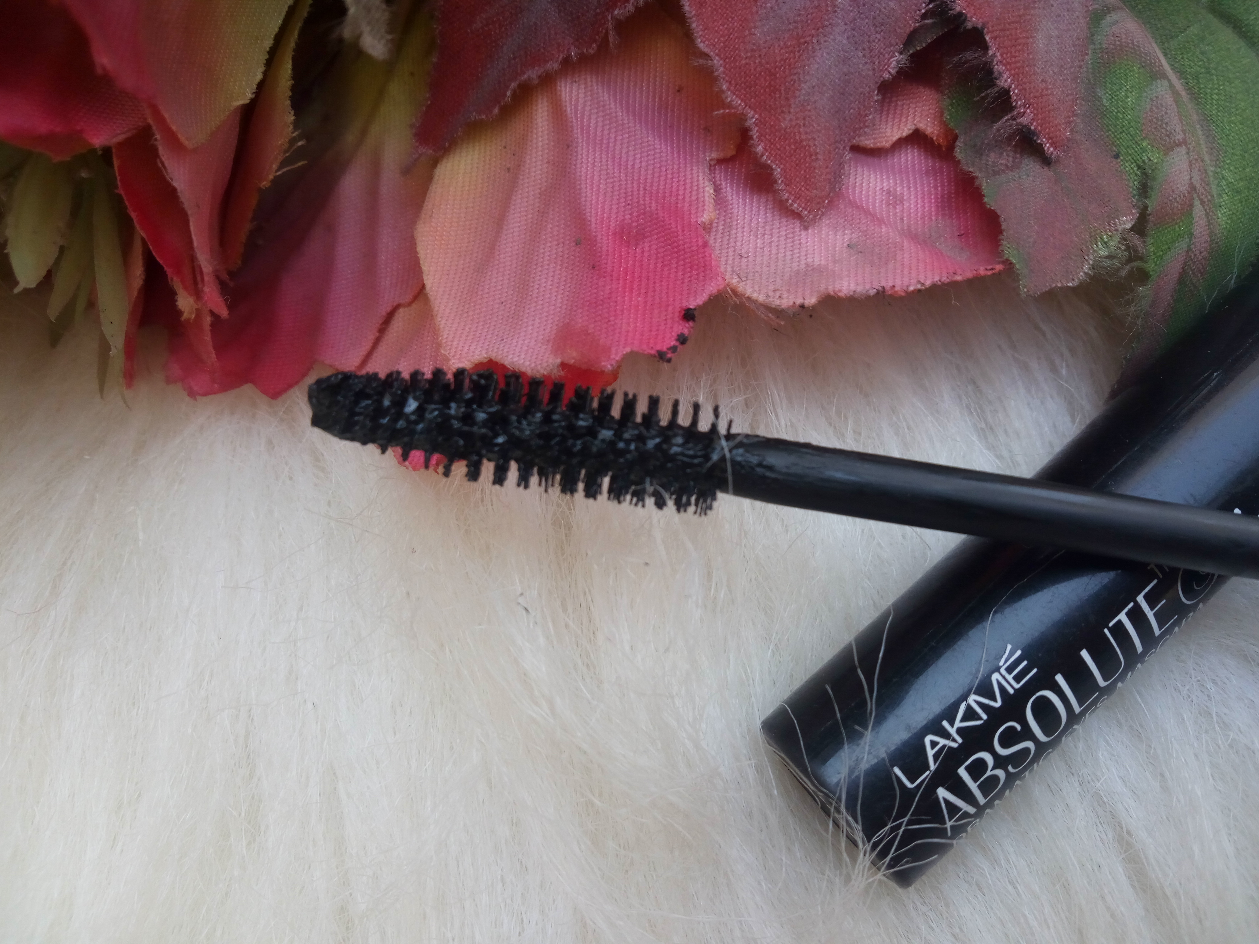 Lakme Absolute Flutter Secrets Dramatic Eyes Mascara| Review & Swatch