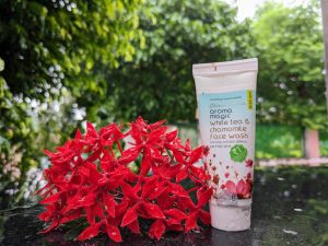 Blossom Kochhar Aroma Magic White Tea & Chamomile Face Wash| Review