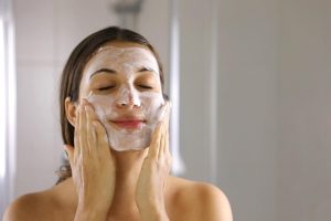How to Choose the Best Face Wash for Acne Prone Skin & Breakouts?