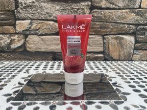 Lakme Blush & Glow Hydrating Strawberry Facewash with Vitamin C Serum| Review