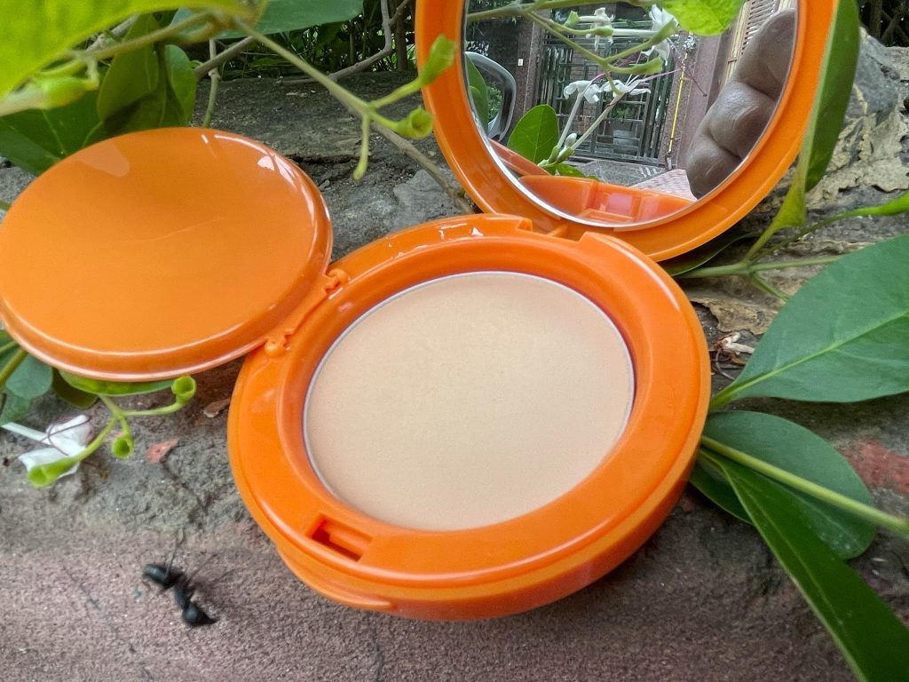 The Derma Co . Hyaluronic Sunscreen Compact Powder Spf 50 Pa+++| Review